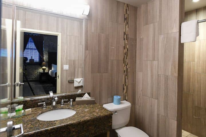 Room 33 of 46